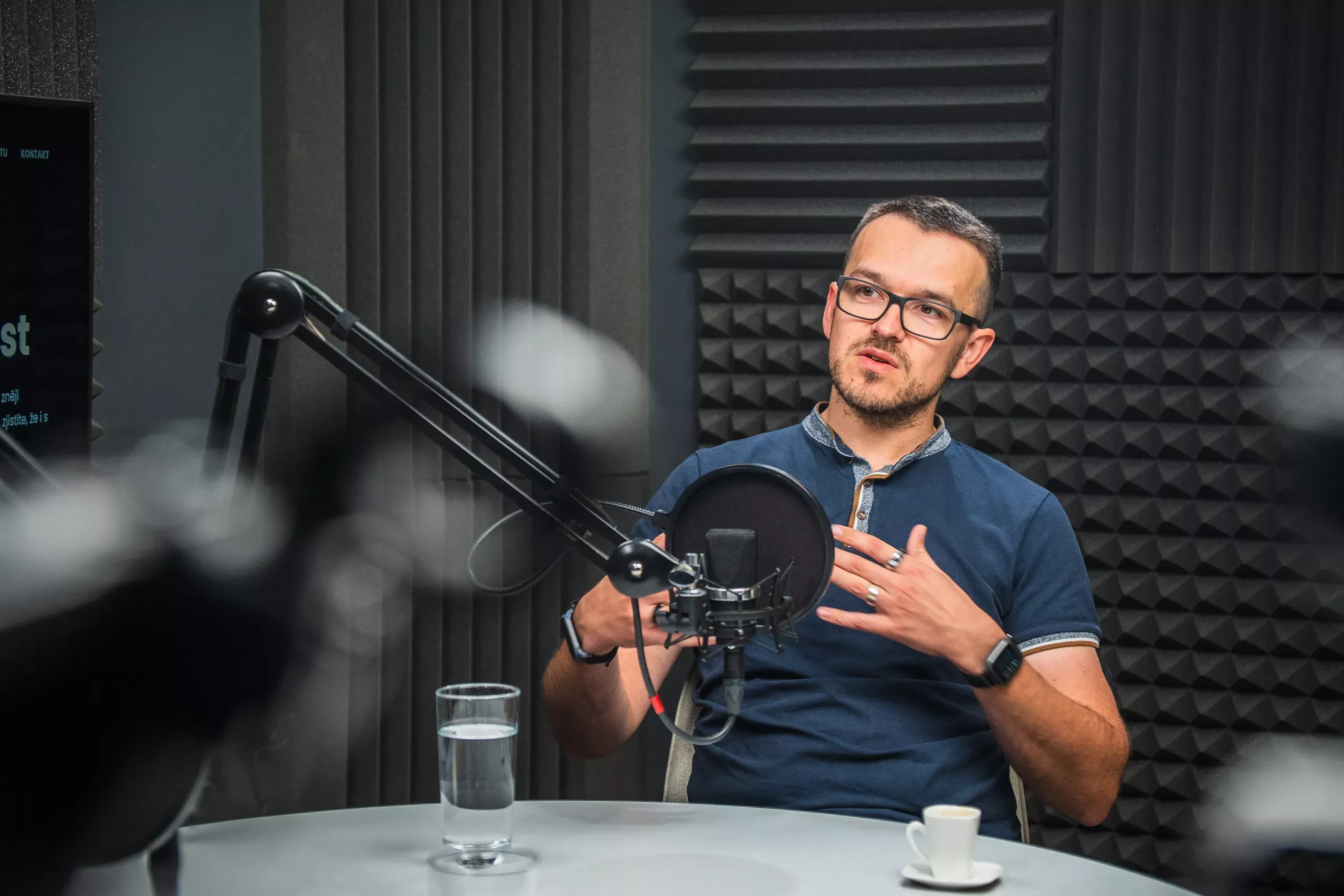 Lukáš Černosta u mikrofonu ve studiu Diabetes podcastu